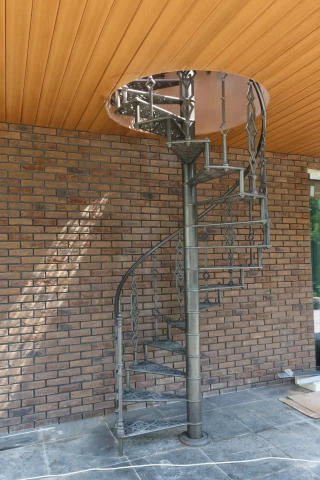 Vintovaya lestnitsa na boltsakh. cheredovaniye tonkoy i shirokoy BL (11).JPG