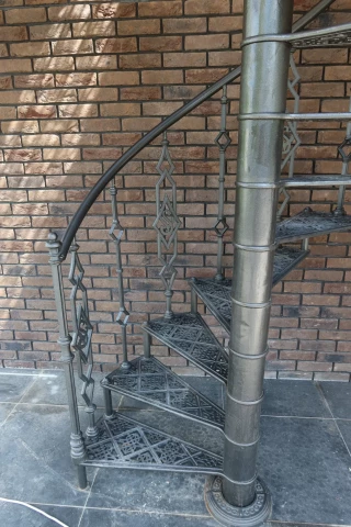 Vintovaya lestnitsa na boltsakh. cheredovaniye tonkoy i shirokoy BL (31).JPG