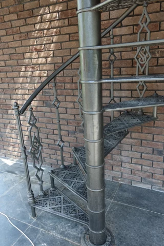 Vintovaya lestnitsa na boltsakh. cheredovaniye tonkoy i shirokoy BL (13).JPG