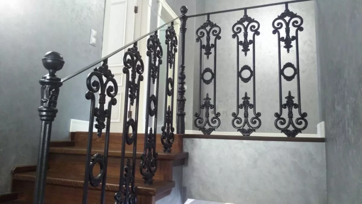 Чугунное ограждение лестницы с изысканными балясинами Чугунные балясины с завитками на лестничных перилах