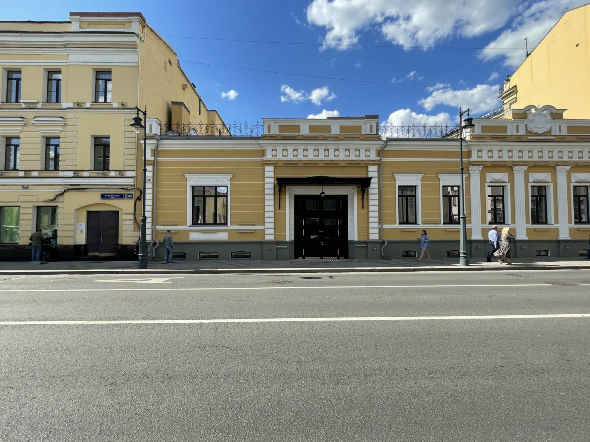 Козырек, состоящий из чугунного литого фриза, мощных кронштейнов из чугуна, а также мощного стального металлокаркаса, способного выдерживать колоссальные погодные ненастья Чугунный навес над входом, поддерживаемый декоративными кронштейнами
