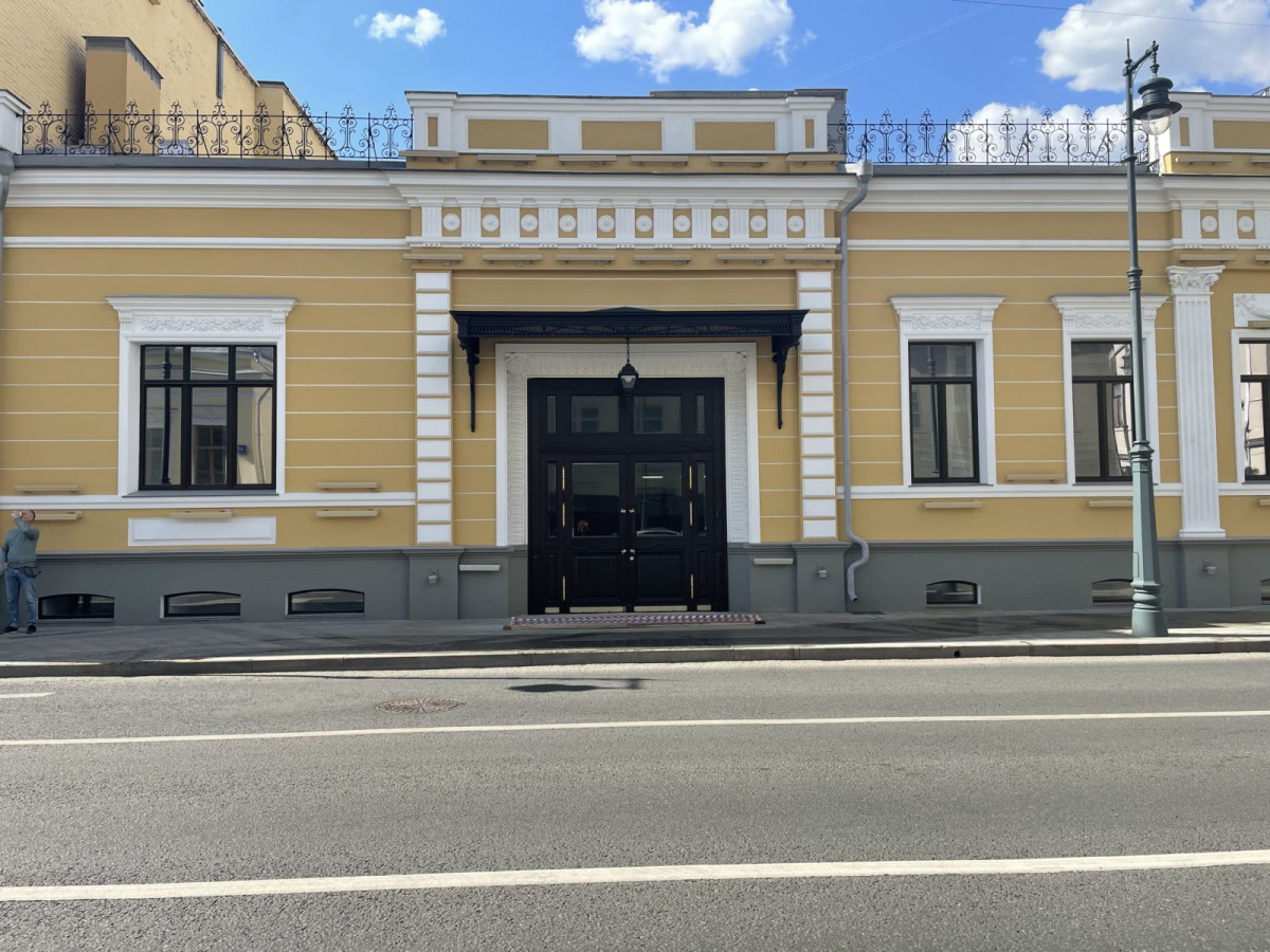 Козырек, состоящий из чугунного литого фриза, мощных кронштейнов из чугуна, а также мощного стального металлокаркаса, способного выдерживать колоссальные погодные ненастья Чугунный навес над входом, поддерживаемый декоративными кронштейнами