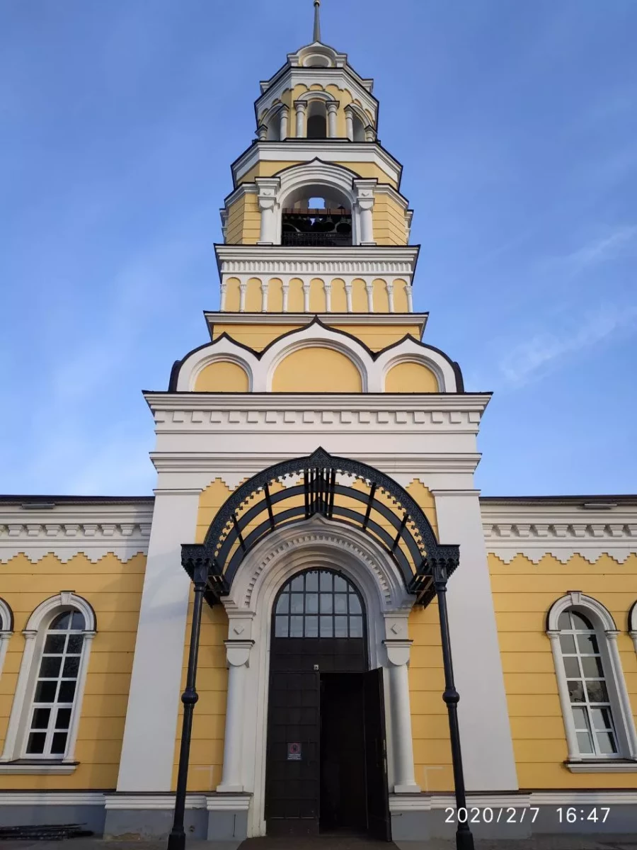 Архитектурная изюминка Свято-Троицкого Кафедрального Собора в Энгельсе — арочный чугунный навес, сочетающий в себе красоту и практичность Чугунный навес над входом в собор с изящной арочной формой