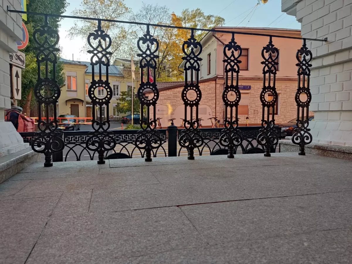 Прочное и красивое ограждение из чугуна с классическими балясинами для входной зоны Чугунное ограждение с декоративными балясинами у входа в здание
