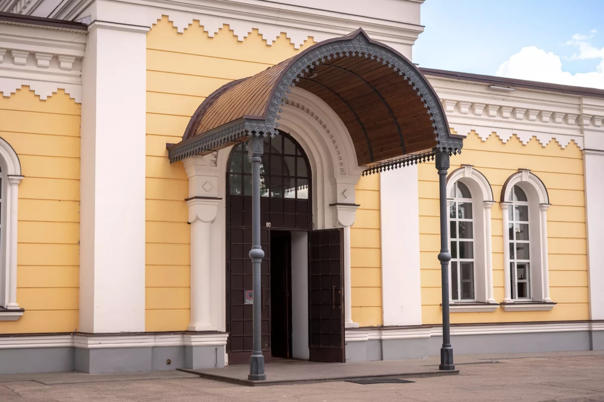 Архитектурная изюминка Свято-Троицкого Кафедрального Собора в Энгельсе — арочный чугунный навес, сочетающий в себе красоту и практичность Чугунный навес над входом в собор с изящной арочной формой
