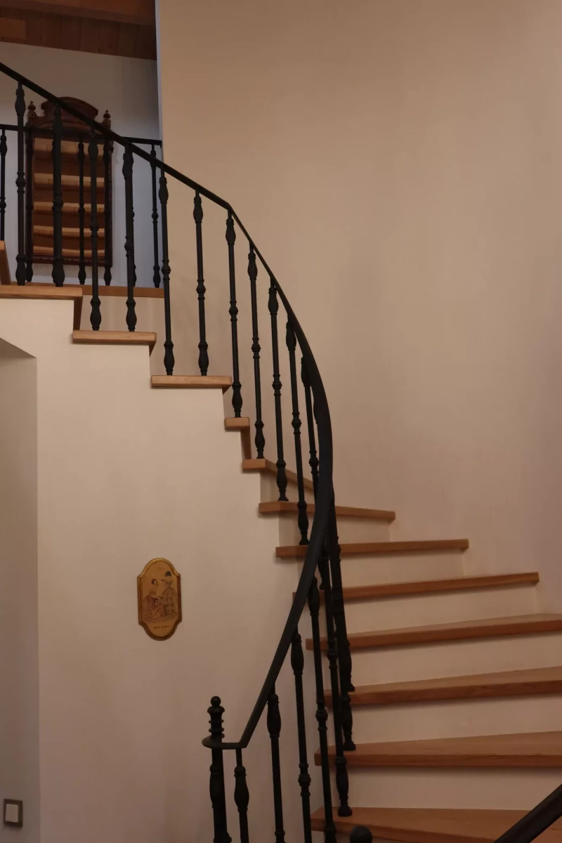 Ограждение чугунными балясинами в интерьере Ограждение маршевой лестницы тонкими чугунными балясинами