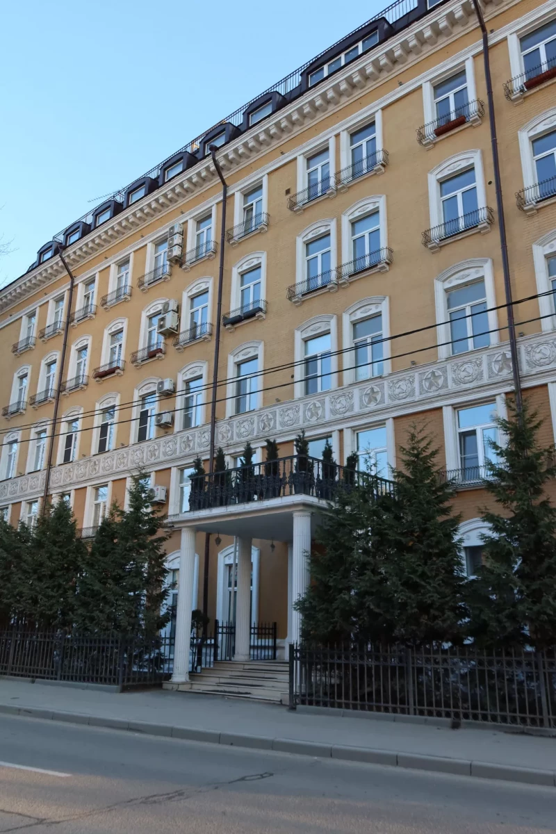 Изящные чугунные балясины обрамляют балкон, подчёркивая роскошь дома Чугунное балконное ограждение