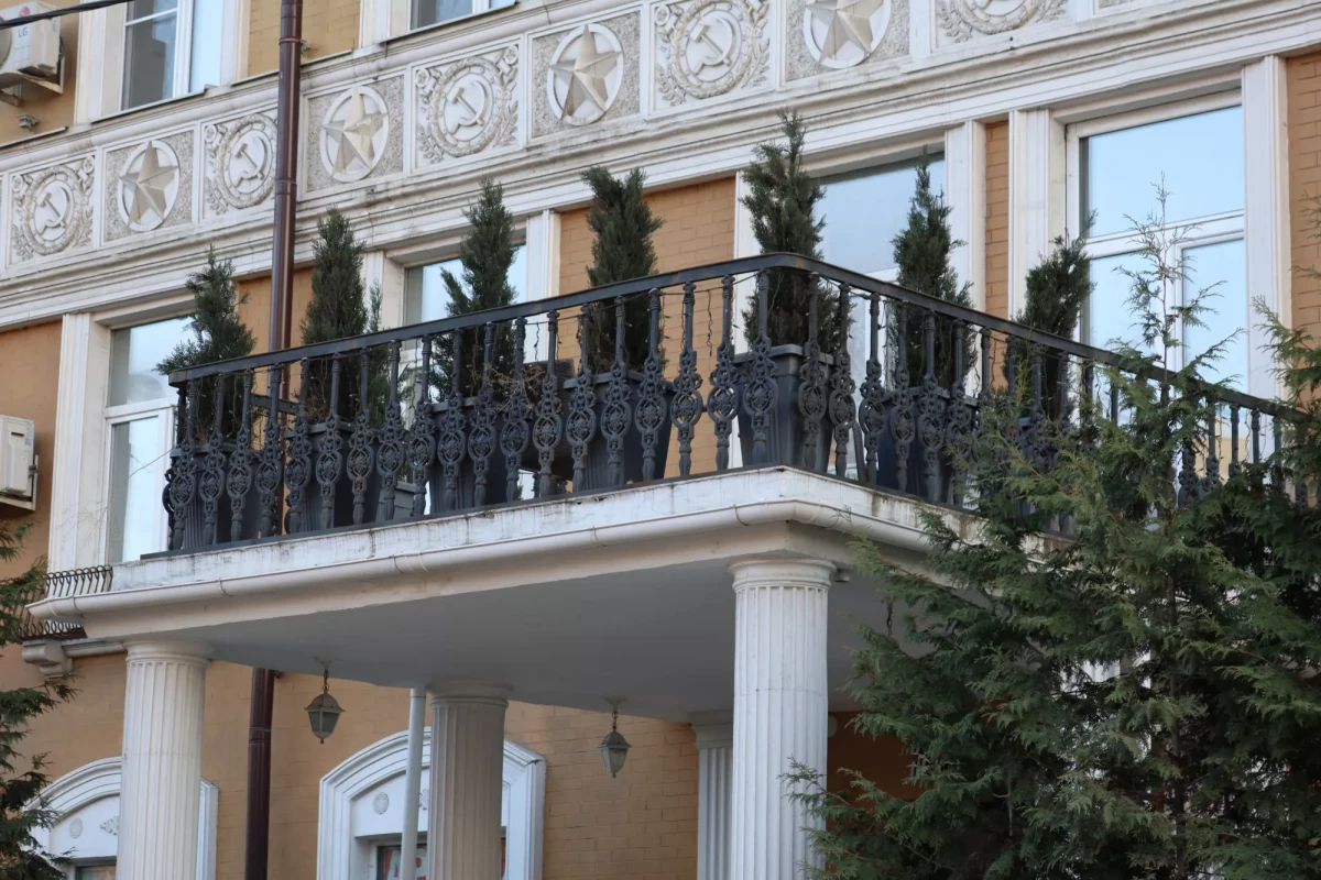 Изящные чугунные балясины обрамляют балкон, подчёркивая роскошь дома Чугунное балконное ограждение