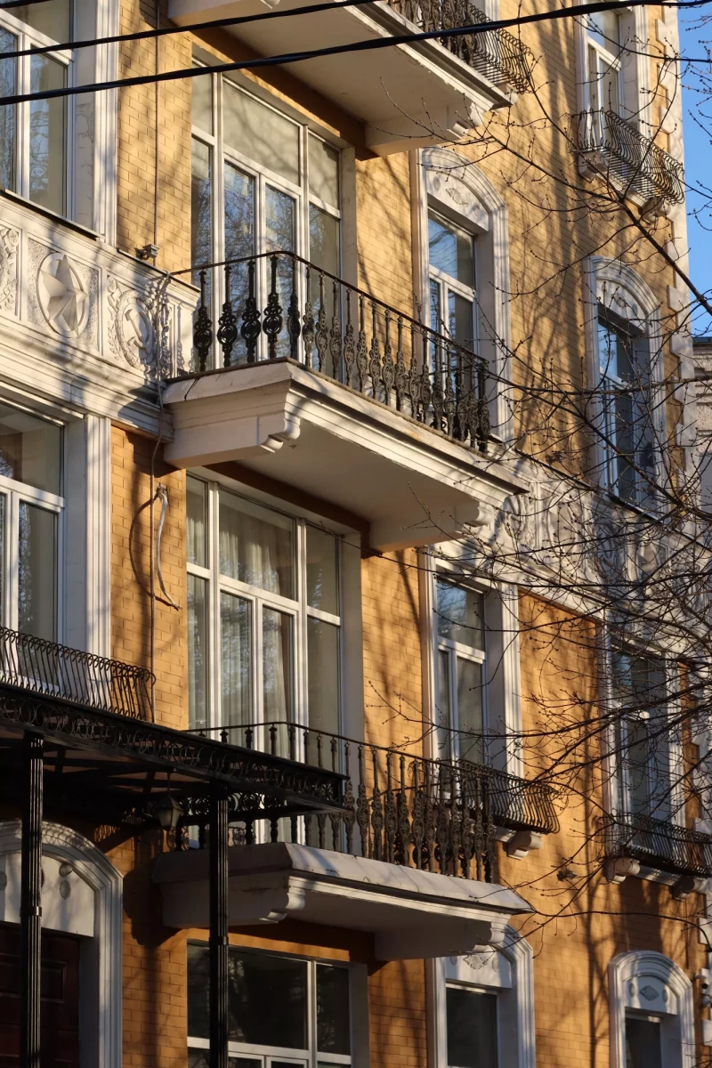 Изящные чугунные балясины обрамляют балкон, подчёркивая роскошь дома Чугунное балконное ограждение