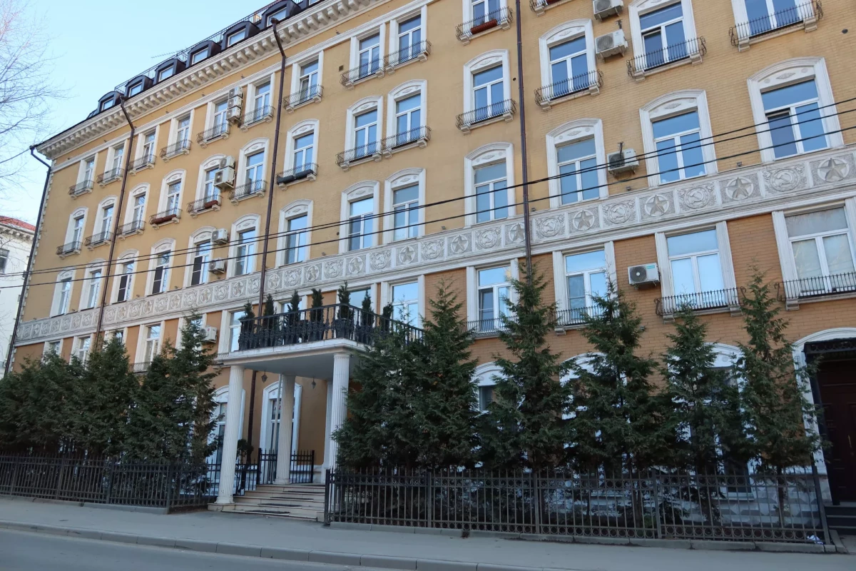 Изящные чугунные балясины обрамляют балкон, подчёркивая роскошь дома Чугунное балконное ограждение
