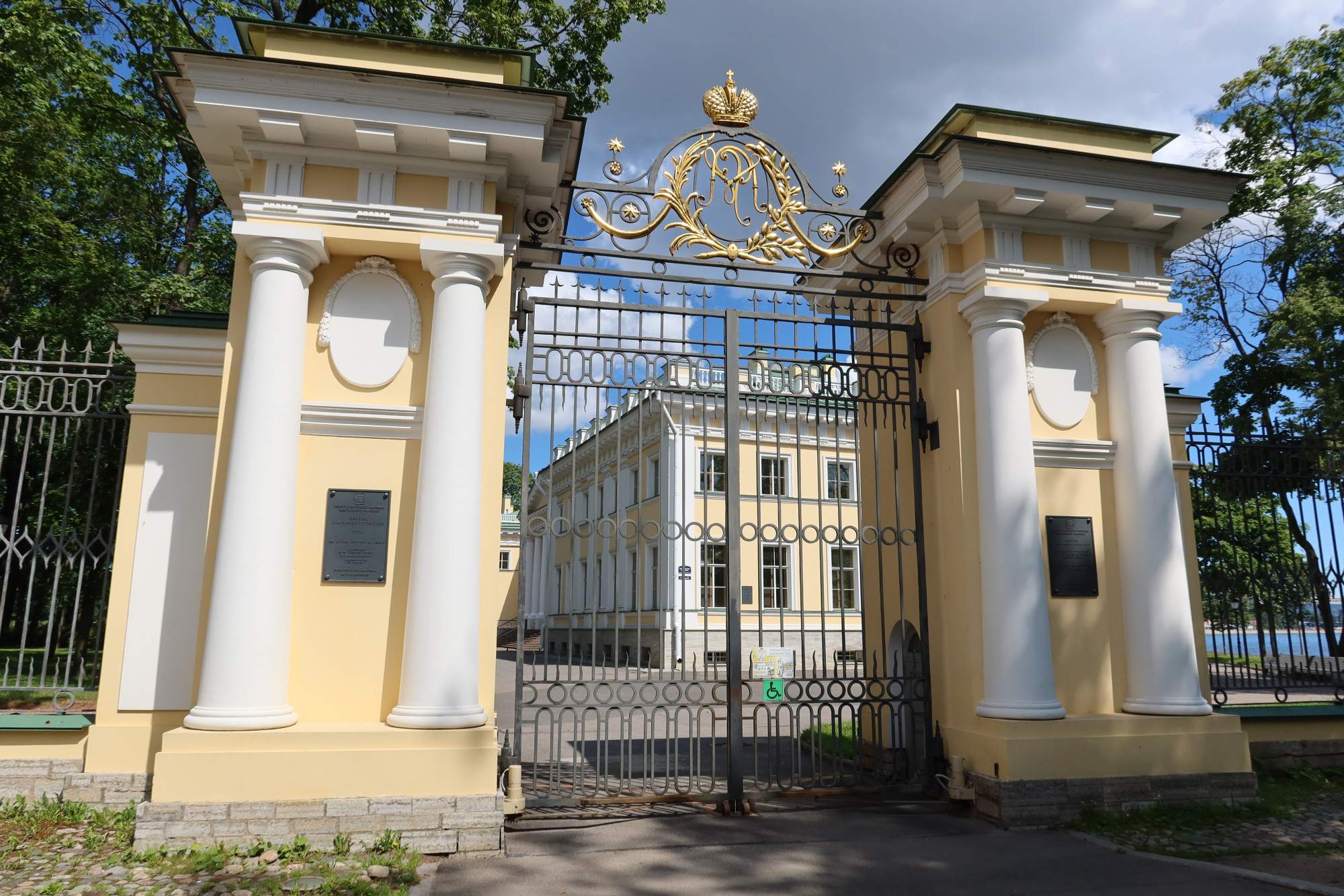 Чугунная информационная табличка